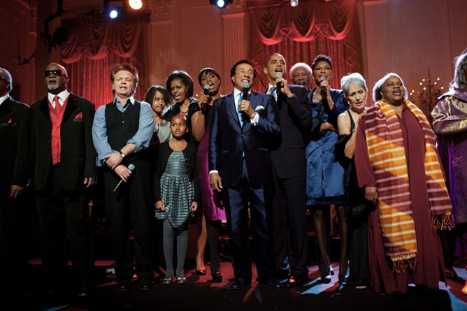 The_Obamas_sing_with_Smokey_Robinson,_Joan_Baez_and_others,_2014